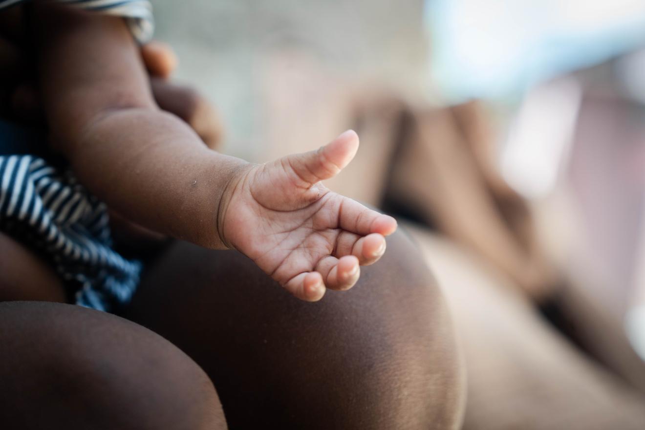 la main d'un bébé déplacé interne en Haïti