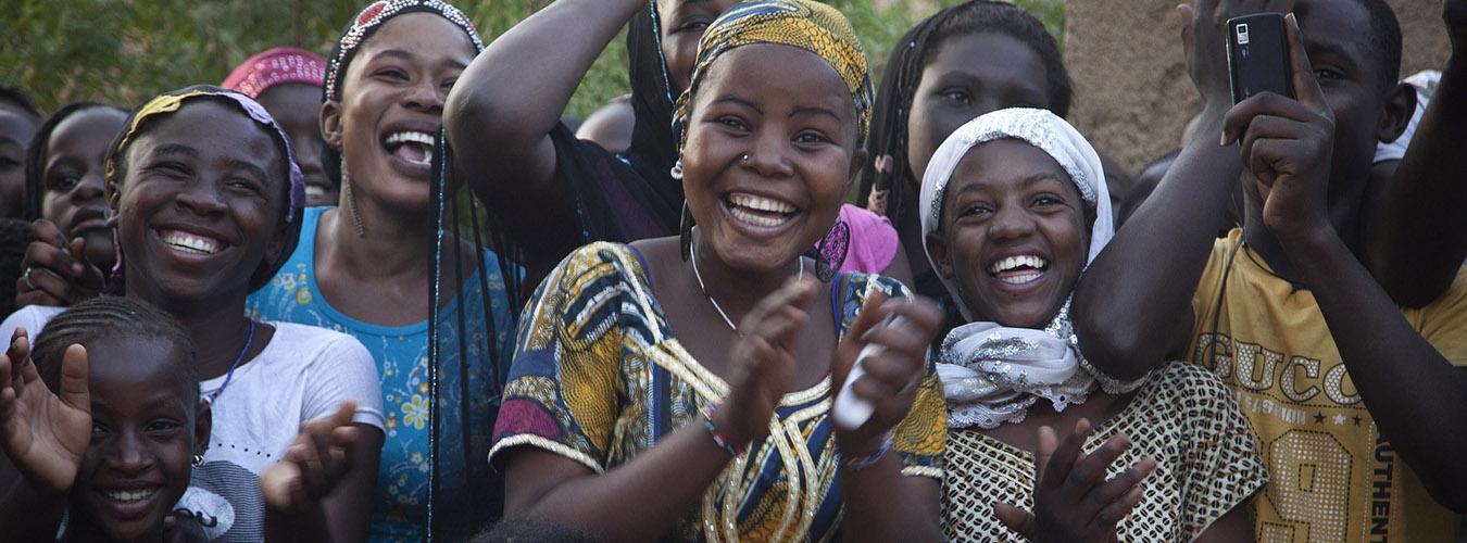 Miembros de la audiencia en una actuación organizada por un proyecto de teatro juvenil comunitario para promover la paz y la reconciliación en Gao, Malí (2014).