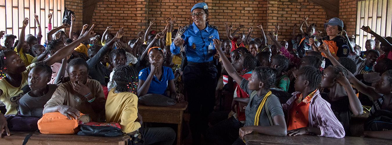 Un officier de police camerounais de la MINUSCA anime une session sur la violence sexiste dans une école de Bangui.