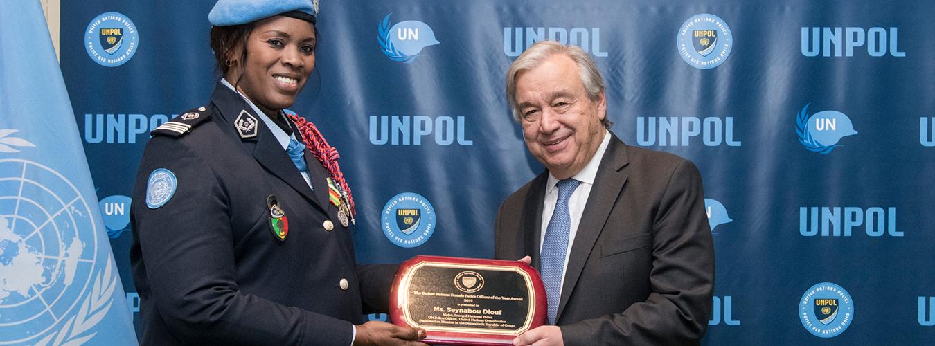 Le Secrétaire général António Guterres (à droite) rencontre la Commandante Seynabou Diouf, lauréate du prix de la Policière des Nations Unies de l’année 2019.