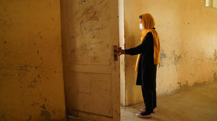 On 8 May 2021, a barbaric attack targeting students at the Sayed ul-Shuhada high school in Afghanistan killed 85 people, 42 of them girls, and injured more than 200. Zakia, 12, is determined to return to school and achieve her dreams. © UNICEF/UN0514375/