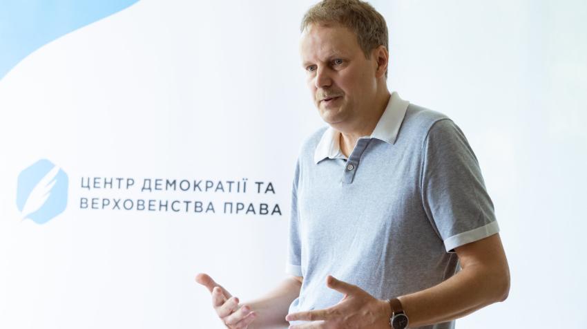 安德烈•里彻于2020年8月6日在乌克兰基辅第十六届国际媒体法暑期学校上发表讲话。图片/民主与法治中心