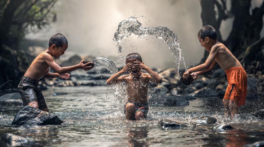 Niños jugando en un arroyo, 6 de marzo de 2016. Foto de Sasin Tipchai de Pixabay, 26 de agosto de 2015.