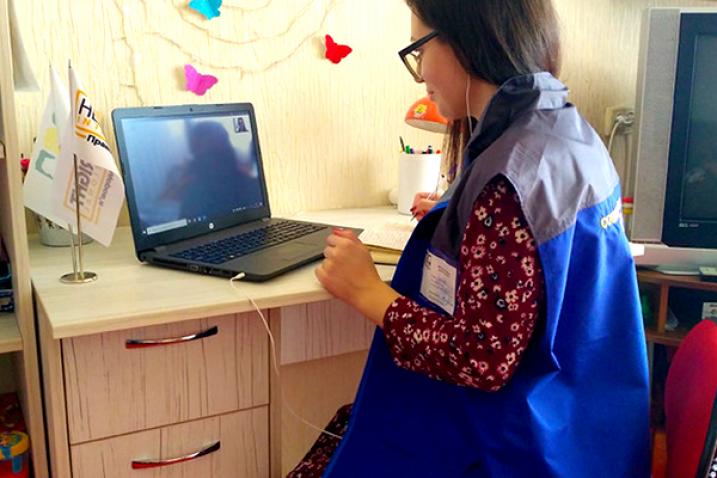 Una mujer frente a un ordenador