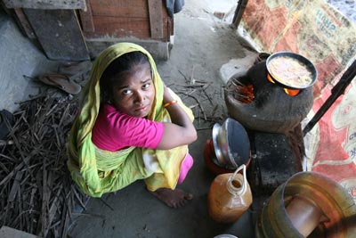 Gender equality and sustainable urbanization: Woman cooking over fire Shabbir Hussain Imam/ IRIN News