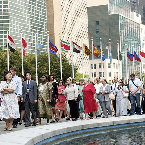 联合国工作人员在纽约联合国总部秘书处游行，以表达他们对于2003年8月19日联合国驻巴格达办事处遭到轰炸的沉痛之情。