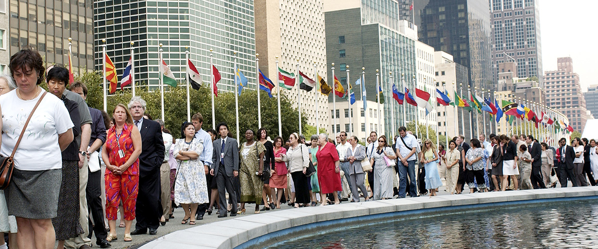联合国工作人员在纽约联合国总部秘书处游行，以表达他们对于2003年8月19日联合国驻巴格达办事处遭到轰炸的沉痛之情。联合国图片/Mark Garten